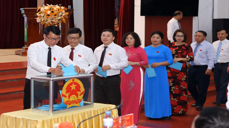 Đồng chí Lê Văn Lương được bầu giữ chức Chủ tịch UBND tỉnh Lai Châu nhiệm kỳ 2021-2026 với số phiếu 45/46 bằng 97,8%.