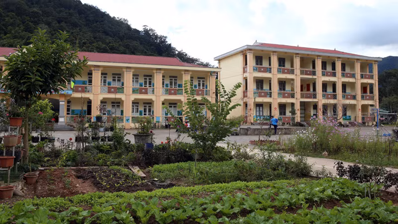 Trường lớp được đầu tư xây dựng khang trang.