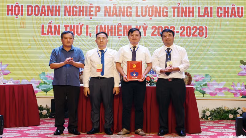 Lãnh đạo tỉnh Lai Châu trao quyết định thành lập Hội doanh nghiệp năng lượng Lai Châu cho Đoàn chủ tịch Hội.