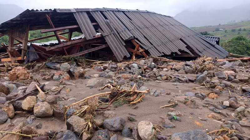 Nhiều nhà dân bị mưa lũ vùi lấp gây thiệt hại nặng về người và tài sản.