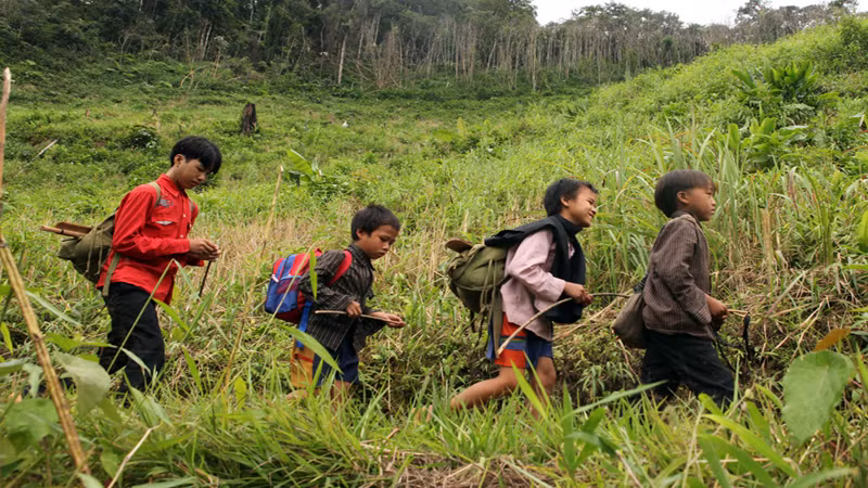 Học trò đi bộ cả ngày đường để đến trường là chuyện thường ngày (Trong ảnh: Học sinh cấp II bản U Pa Tết xã Tà Tổng đi bộ ra trung tâm học năm 2012).