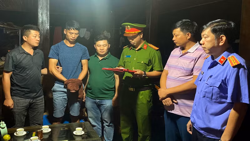 Cơ quan điều tra thực hiện lệnh tạm giữ hình sự đối tượng Tẩn Siêu Dồng.