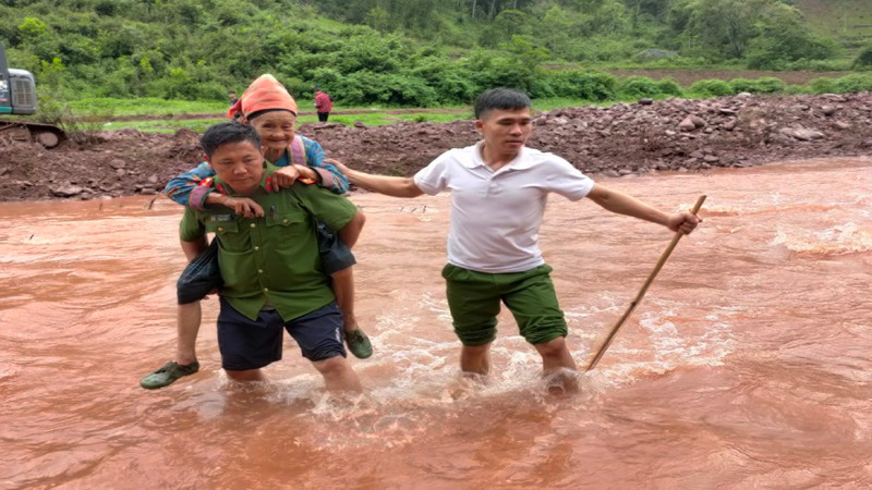Để giúp Tà Tổng vươn lên, đã có hàng trăm cán bộ đảng viên, chiến sĩ lực lượng vũ trang từ tỉnh đến huyện được cử đến cắm chốt thực hiện 4 cùng với dân.