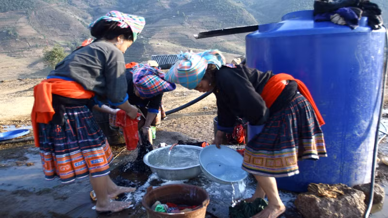 Nước sinh hoạt về bản giải quyết tình trạng thiếu nước vào mùa khô cho đồng bào vùng cao.