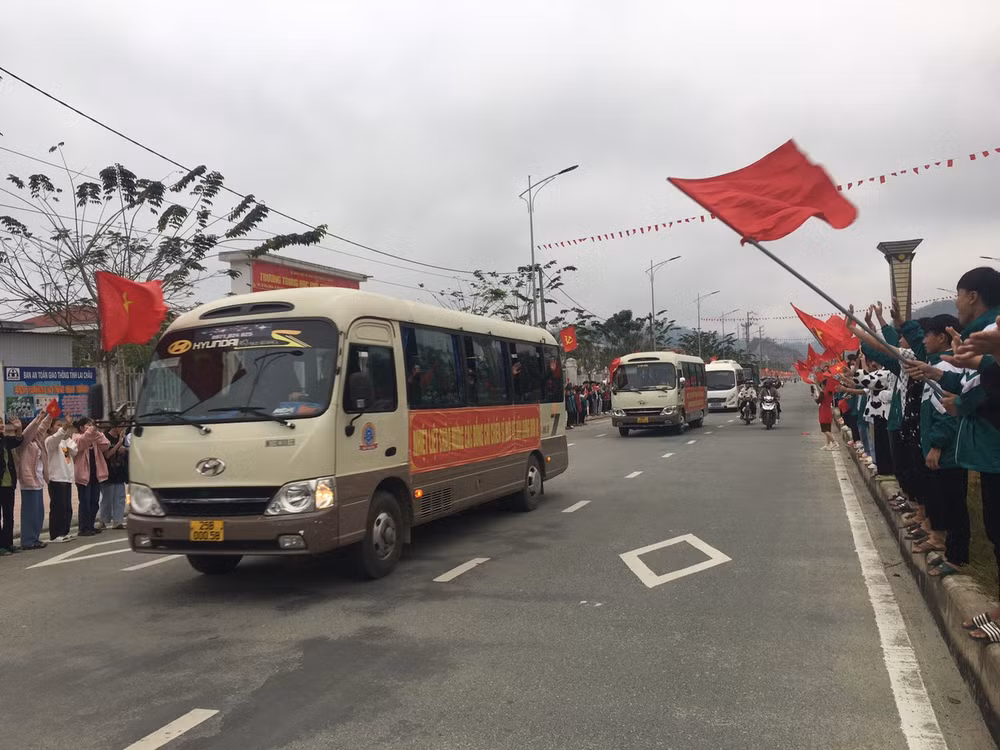 Đông đảo người dân huyện Nậm Nhùn tham gia tiễn tân binh lên đường nhập ngũ.