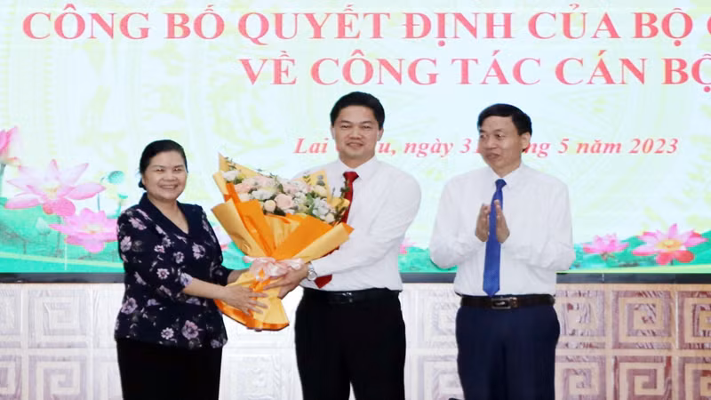 Lãnh đạo Tỉnh ủy Lai Châu tặng hoa chúc mừng tân Phó Bí thư Vũ Mạnh Hà.