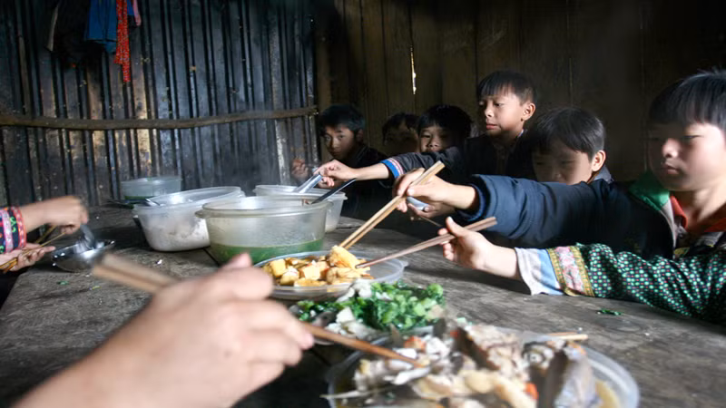 Những bữa cơm bán trú đủ chất giúp các em phát triển cả về thể chất lẫn tinh thần.