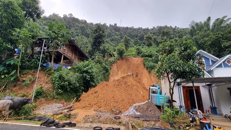 Mưa lũ gây sạt lở đất vào nhà dân ở xã Khoen On.