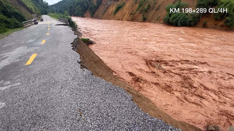 Vị trí sạt lở kéo dài khoảng 50m và chiếm vào mất 1/3 lòng đường quốc lộ. Vị trí sạt lở kéo dài khoảng 50m và chiếm vào mất 1/3 lòng đường quốc lộ.