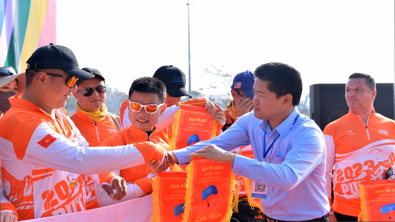 Lãnh đạo tỉnh Lai Châu trao cờ lưu niệm cho các vận động viên.