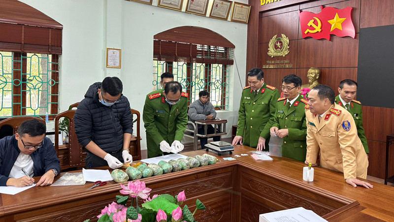 Cơ quan điều tra kiểm tra tang vật vụ án. (Ảnh: Công an Lai Châu)