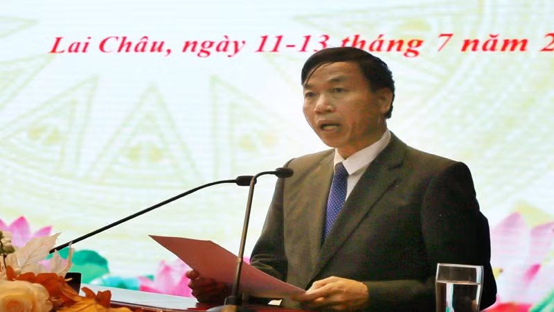 Đồng chí Lê Văn Lương phát biểu sau khi được Hội đồng nhân dân tín nhiệm bầu giữ chức Chủ tịch UBND tỉnh Lai Châu.