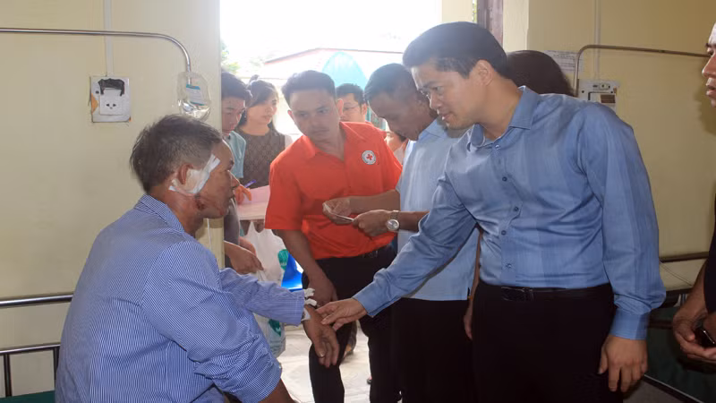 Lãnh đạo tỉnh Lai Châu thăm hỏi động viên các nạn nhân bị ảnh hưởng bởi mưa lũ.