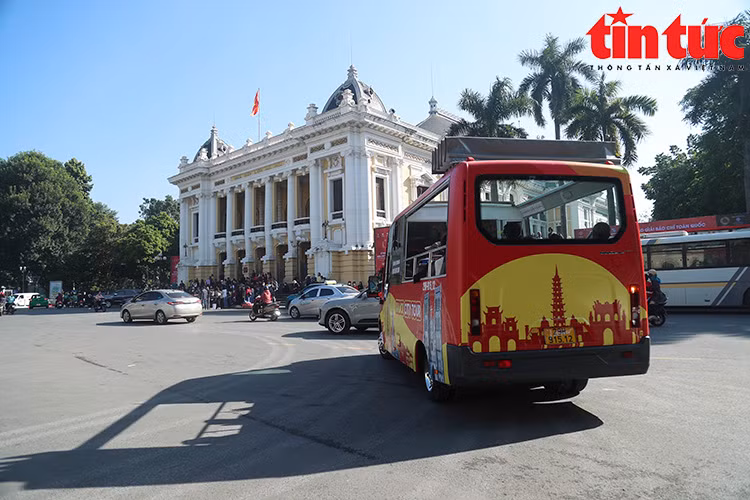 Trên xe được trang bị hệ thống thuyết minh tự động đa ngôn ngữ (gồm tiếng Việt, tiếng Anh, tiếng Nhật, tiếng Trung, tiếng Hàn). Các thông tin về lịch sử, điểm đến của thắng cảnh nơi tuyến đi qua nhằm truyền tải, giới thiệu thông tin đến du khách trong và ngoài nước.
