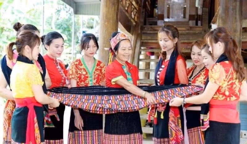 Nhờ Chương trình Mục tiêu quốc gia mà người lao động ở vùng dân tộc thiểu số, miền núi được học nghề chu đáo, trong đó có nghề dệt thổ cẩm truyền thống.