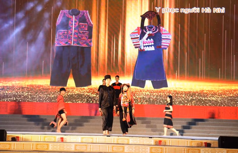 Trình diễn trang phục của dân tộc Hà Nhì.