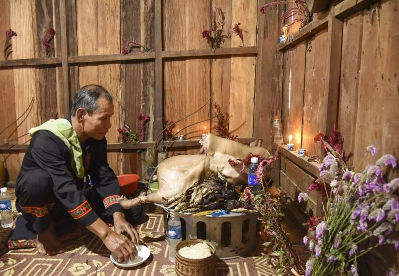 Thầy cúng là người có uy tín trong bản sẽ chủ trì các nghi lễ cúng trong Tết Hoa.