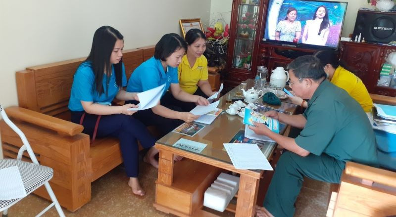 Cán bộ Bảo hiểm xã hội tỉnh Thái Nguyên đến tận hộ gia đình vận động người lao động tiếp tục tham gia Bảo hiểm xã hội sau khi mất việc làm.