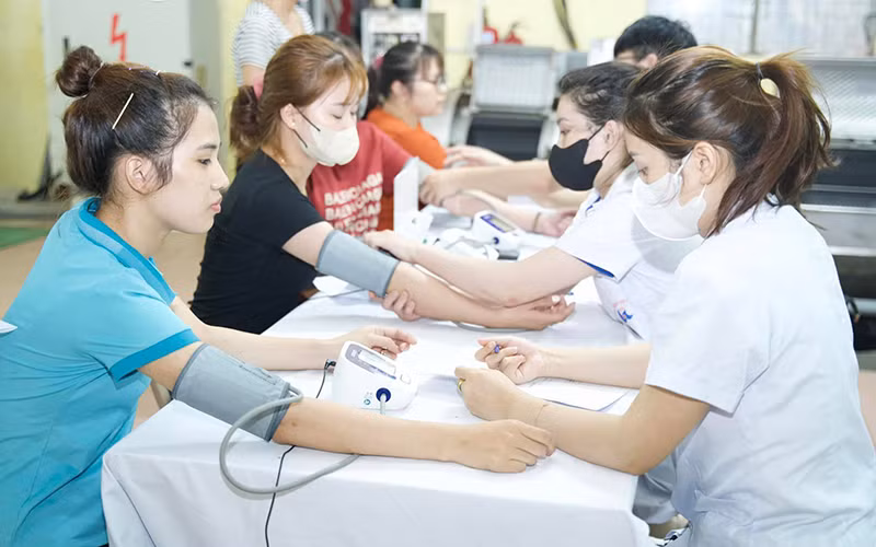 Công ty cổ phần dệt may Tiên Hưng (Hưng Yên) phối hợp Bệnh viện Dệt may Việt Nam tổ chức khám sức khỏe định kỳ cho cán bộ công nhân viên nhân Tháng Công nhân 2024. (Ảnh MAY TIÊN HƯNG)