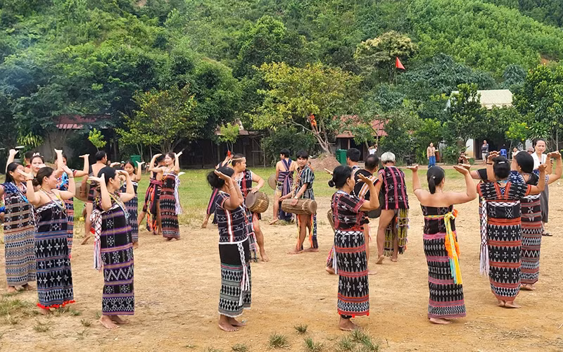 Đồng bào Cơ Tu ở Tây Giang (Quảng Nam) biểu diễn điệu múa truyền thống tại sân sinh hoạt cộng đồng của làng. (Ảnh THÀNH NAM)