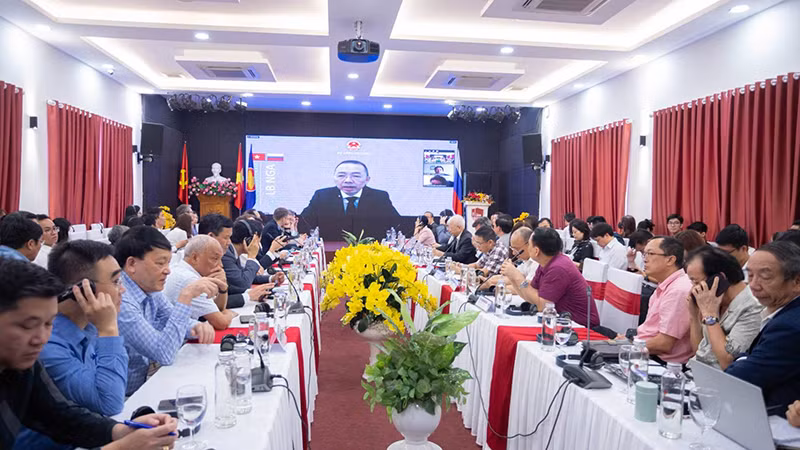 Diễn đàn thu hút đông đảo chuyên gia tham gia thảo luận.
