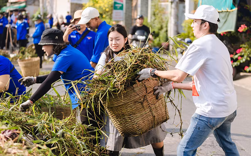 Đoàn viên, thanh niên Thành phố Hồ Chí Minh thu gom rác dưới kênh trong chương trình "Chủ nhật xanh" tại Quận 12.