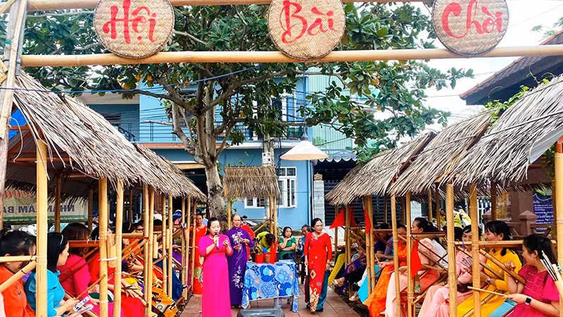 Hoạt động hô bài chòi tại chợ quê cầu ngói Thanh Toàn thu hút nhân dân và du khách tham gia.