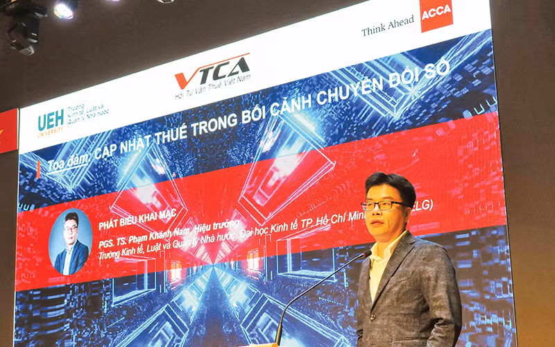 Phó Giáo sư, Tiến sĩ Phạm Khánh Nam, Hiệu trưởng Trường Kinh tế, Luật và Quản lý nhà nước thuộc Đại học Kinh tế Thành phố Hồ Chí Minh phát biểu tại tọa đàm.