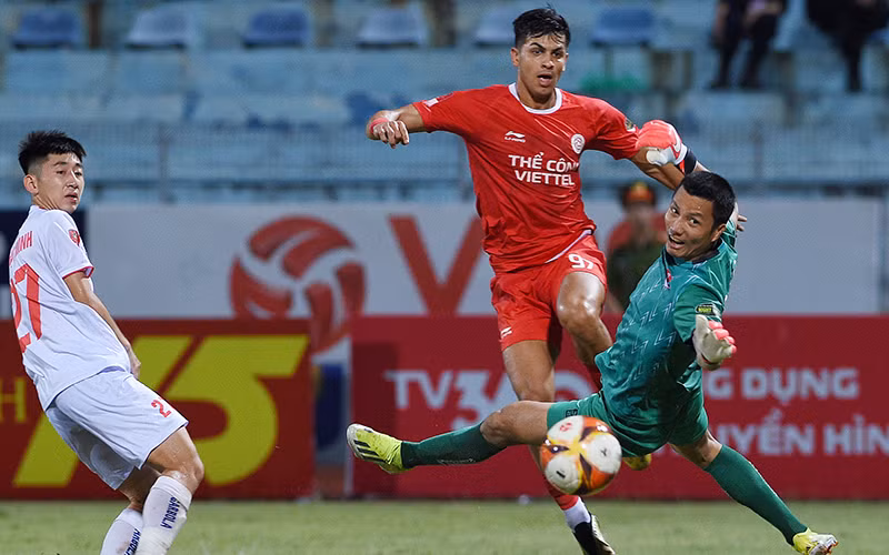 Cầu thủ Pedro Henrique (áo đỏ) ghi bàn thắng gỡ hòa cho đội Thể Công Viettel. (Ảnh TRẦN HẢI)