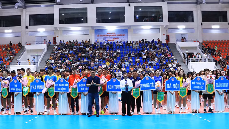 Tặng hoa và cờ lưu niệm cho các đội tham dự.