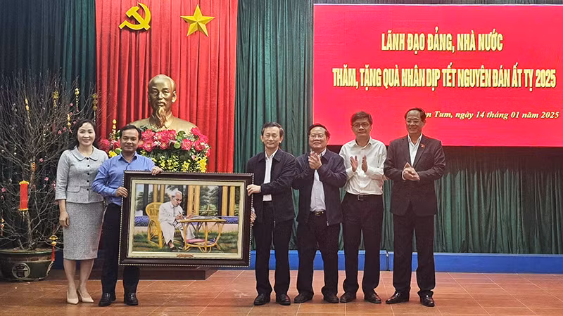 Phó Chủ tịch Quốc hội tặng tranh đá quý cho tỉnh Kon Tum.