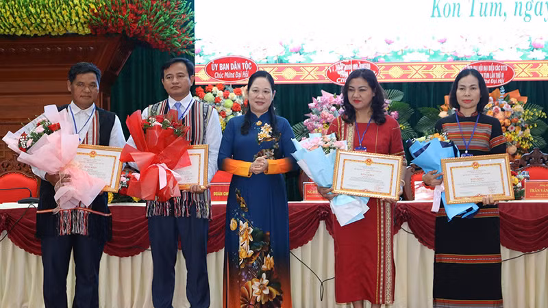 Tặng Bằng khen của Bộ trưởng, Chủ nhiệm Ủy ban Dân tộc cho các cá nhân.