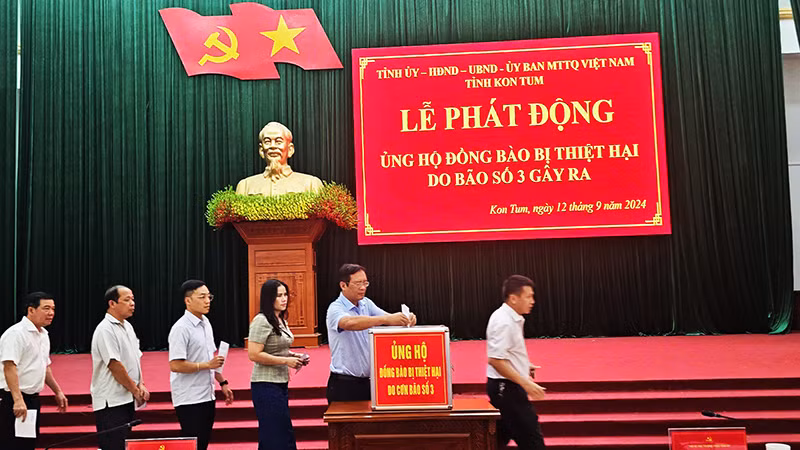 Các cá nhân tham gia ủng hộ tại buổi lễ.