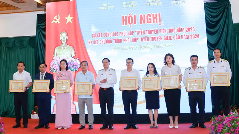 Chuẩn Đô đốc Phạm Văn Luyện, Phó Chủ nhiệm Chính trị Hải quân trao Bằng khen của Bộ Tư lệnh Hải quân tặng các cá nhân.