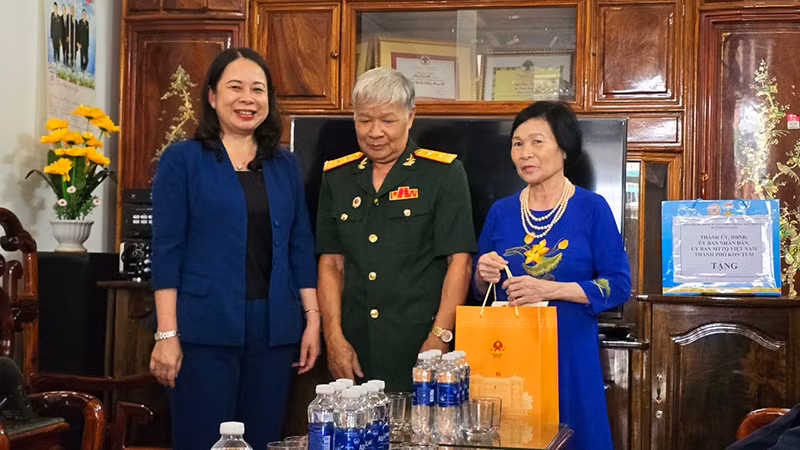 Quyền Chủ tịch nước tặng quà cho cựu chiến binh Trần Đình Thị