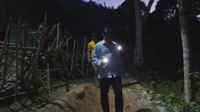 Người dân vùng vướng mắc địa giới hành chính không được đầu tư điện, đường, trường, trạm, sóng điện thoại...