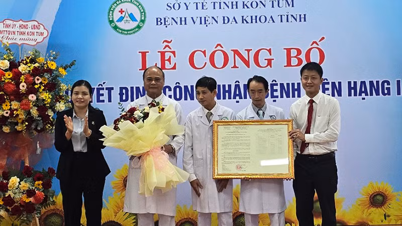 Trao quyết định, tặng hoa chúc mừng Bệnh viện đa khoa tỉnh Kon Tum đạt bệnh viện hạng I.