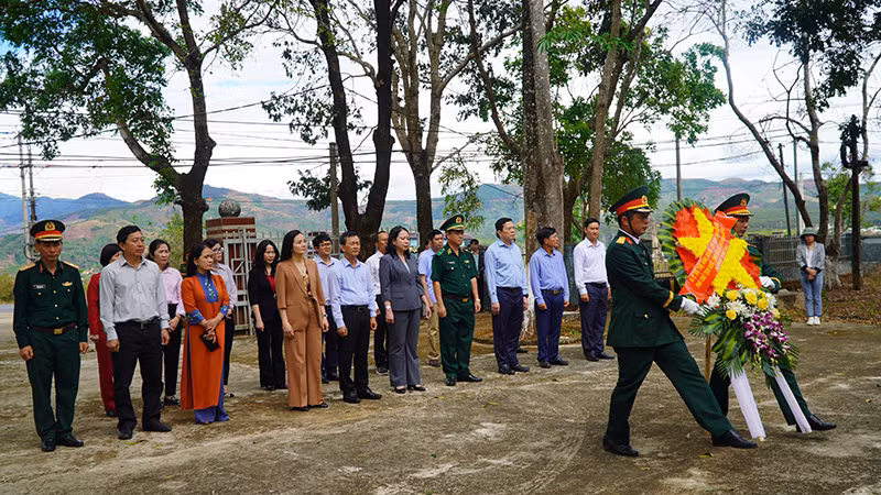 Dâng hoa tại Khu di tích Quốc gia đặc biệt Đăk Tô-Tân Cảnh.