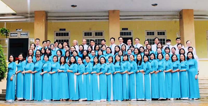 Các thầy, cô trường Trung học phổ thông chuyên Nguyễn Tất Thành.