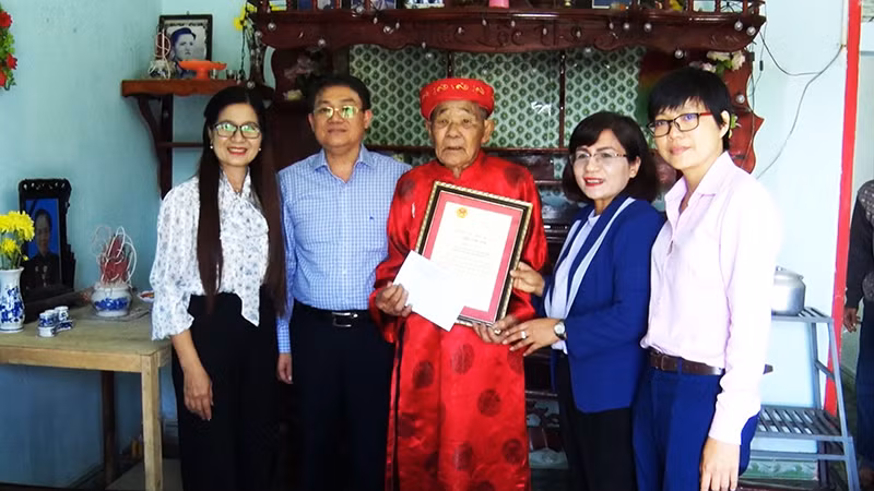 Lãnh đạo huyện Đăk Hà gửi thư chúc thọ của Chủ tịch nước và chúc mừng cụ ông Thái Văn Lũy tròn 100 tuổi dịp Tết Nguyên đán Giáp Thìn 2024.