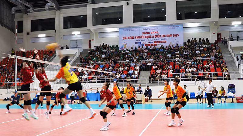 Đông đảo khán giả trên địa bàn tỉnh Kon Tum đến cổ vũ cho các đội thi đấu.