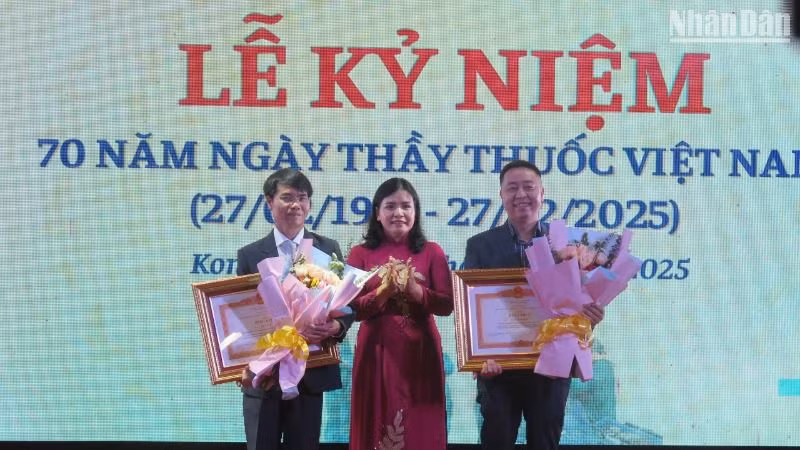 Đại diện lãnh đạo tỉnh Kon Tum trao Bằng khen của Thủ tướng Chính phủ cho các bác sĩ.