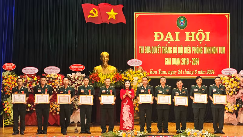 Trao tặng Bằng khen của Chủ tịch Ủy ban nhân dân tỉnh cho 10 cá nhân có thành tích xuất sắc.