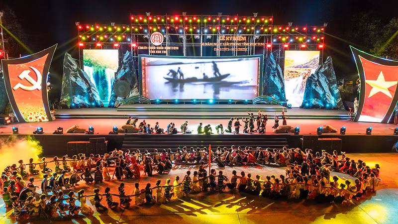 Nhiều tiết mục biểu diễn tại buổi lễ được dàn dựng công phu.