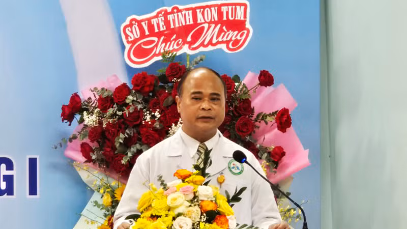 Giám đốc Bệnh viện đa khoa tỉnh Kon Tum Võ Văn Thiện phát biểu tại buổi lễ.