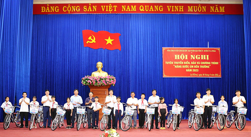 Trao tặng xe đạp cho các em học sinh nghèo hiếu học huyện Ia H'Drai
