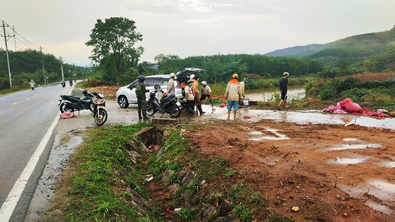 Người dân đưa các nạn nhân đi cấp cứu.