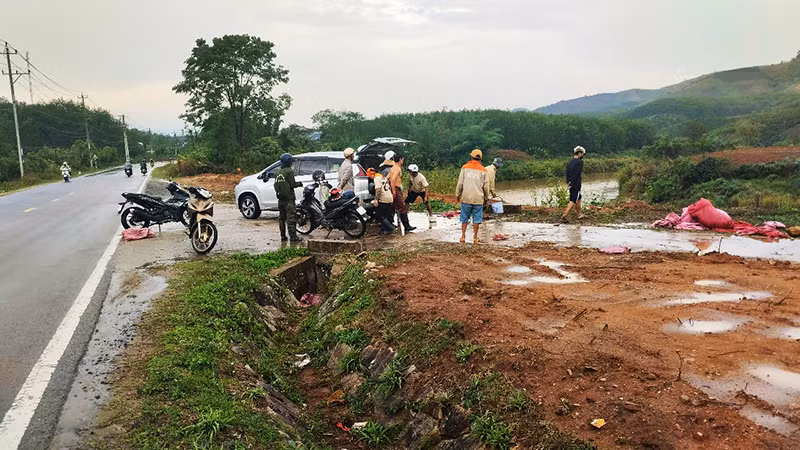 Người dân đưa các nạn nhân đi cấp cứu.