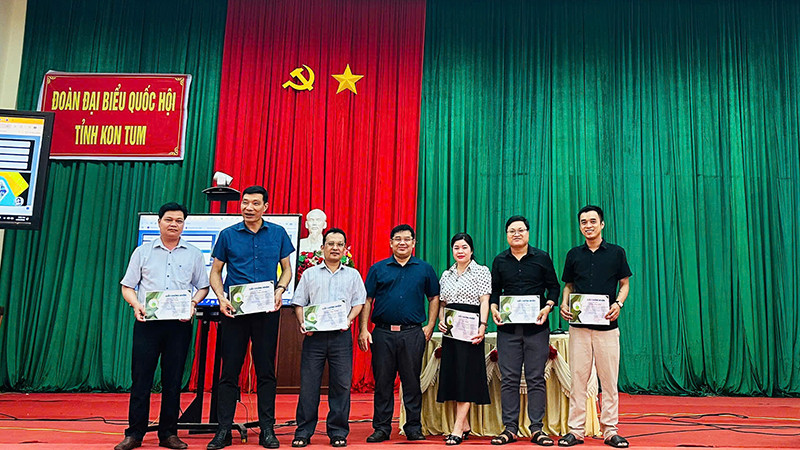 Trao giấy chứng nhận hoàn thành khóa học cho các học viên.