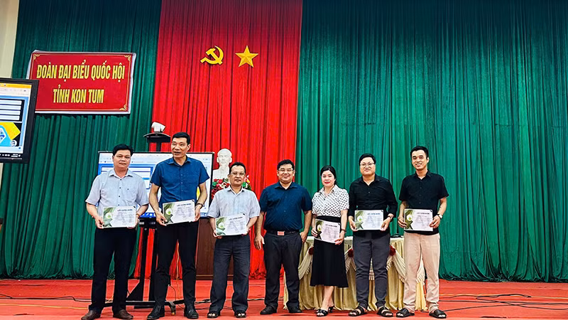 Trao giấy chứng nhận hoàn thành khóa học cho các học viên.